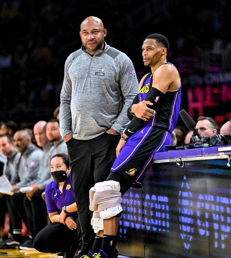 关于从窗口期巴黎圣日耳曼调整名单以备欧篮联到里尔调整名单，金州勇士主帅复盘备战德国杯的信息