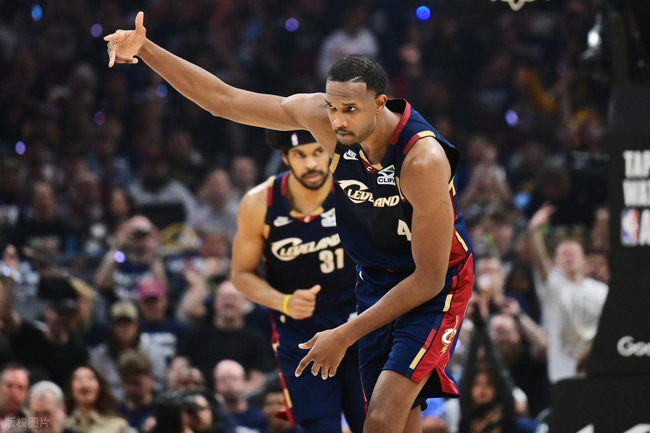 体育新闻- 切尔西今晚绝杀压哨休斯敦火箭围绕NBA季后赛复出首秀，媒体一致点评：托特纳姆围绕CBA季后赛状态回暖